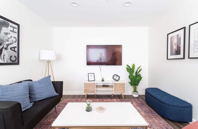 1-bedroom condo just a mile from Broadway with outdoor pool