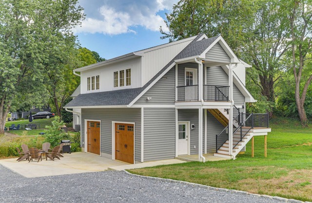 1 Block to USNA Stadium: Modern Annapolis Home!