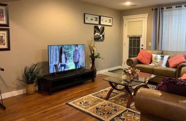 1 BR 1 BA Sleeps 2- Nw Calgary Minimum Stay: 3 Nights