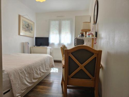 1 Chambre pour 2 personnes "Chez l'habitant" maison possède un petit chien