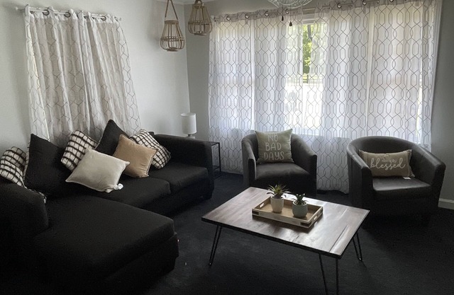 1 king/2queen bd home next to big park