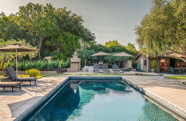 1 Level, 3,400 sq. Ft., Pool, 4 Bedroom, 3.75 Baths, Pool Hse, Vineyard, Patio