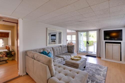 1 Mi to Birch Bay SP! Cozy Cabin with Pool Access