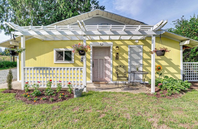 1 Mi to Mountain Loop Highway: Cozy Home w/Yard!