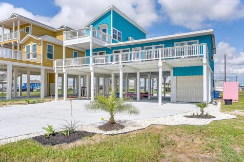 1 Mi to Ocean Colorful Freeport Beach Rental!