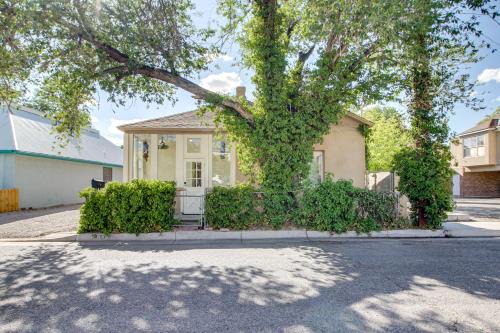 1 Mi to Old Town Albuquerque! Dog-Friendly Home