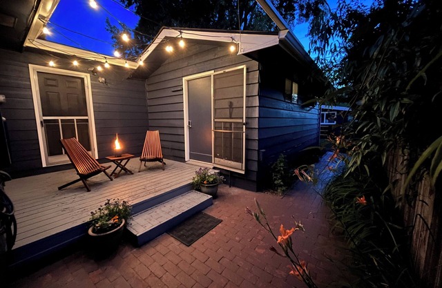 1 mile to campus & 3.5 to Autzen. Stylish & cozy, South Eugene Guesthouse Studio