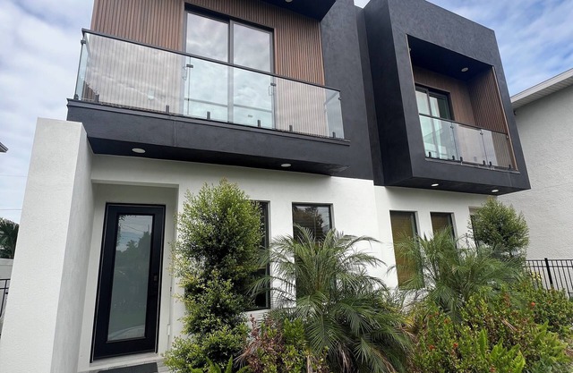 1 mile to Downtown St Petersburg new construction luxury 2,155 sqft home