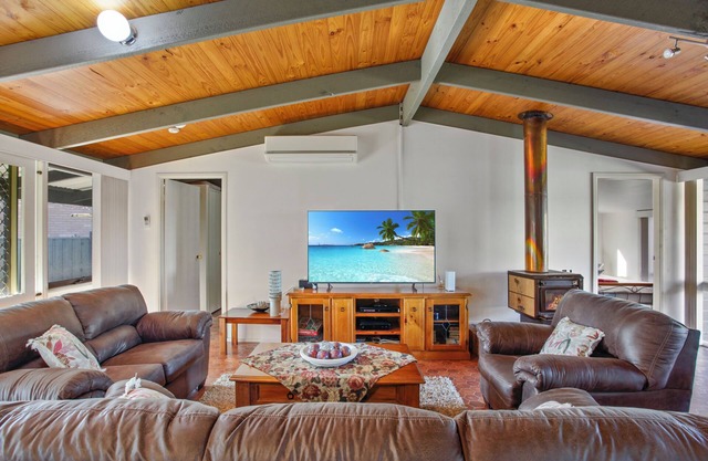 1 min walk to lake + Foxtel /Netflix & Wifi