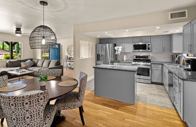 1 Minute Walk From Amazing Red Rocks Trails With A Relaxing Hot Tub!