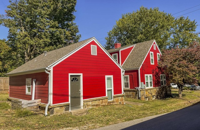 1 Minute Walk to Dickson