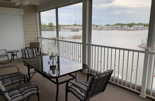 1 of 4 Waterfront Rental Units - Clean, Safe & Small Complex Sleeps 8-32