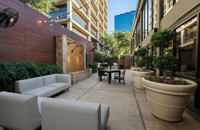 1 Queen Room in Dallas Downtown, The Beeman Hotel, Near City Highlights