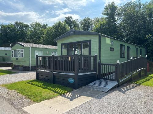 10 Borwick Lakes - En suite - King size bed