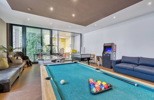 10/Comenstay.be/660m2 townhouse GameRoom+Terrace+Jacuzzi+Sauna for groups 35+pp