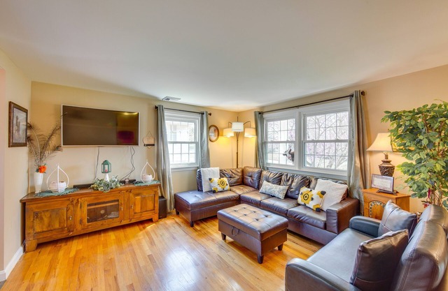 10 Mi to Dtwn Lancaster: Charming Home w/Yard!