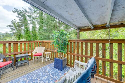 10 Mi to South Beach and Newport Home with Deck!