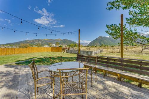 10 Mi to Taos Ski Valley Mtn-View Duplex with Deck!