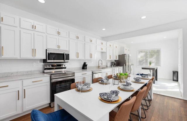 10 Min Dwtn - 8 Beds, incl. 3 King Size -Sleeps 14