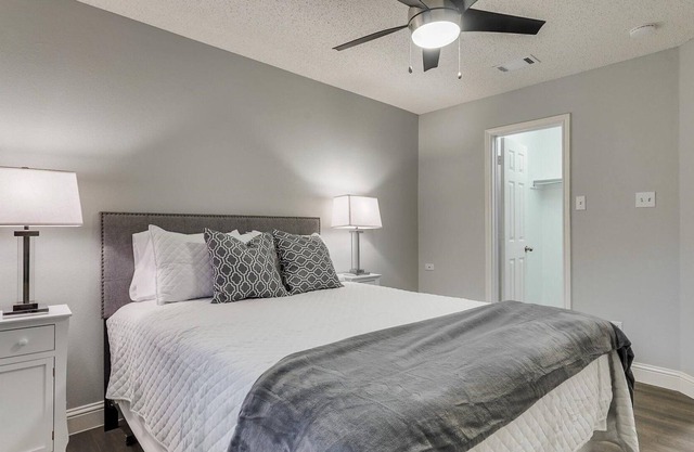 10 min from DFW Airport in Grapevine! 30+ Day Stays