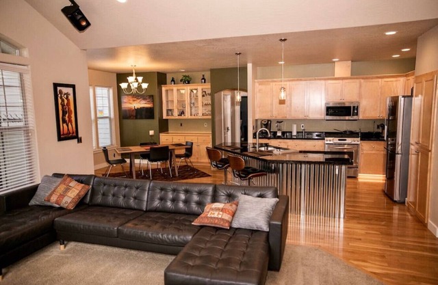 10 Min From The Airport & 15 Min From The U of O