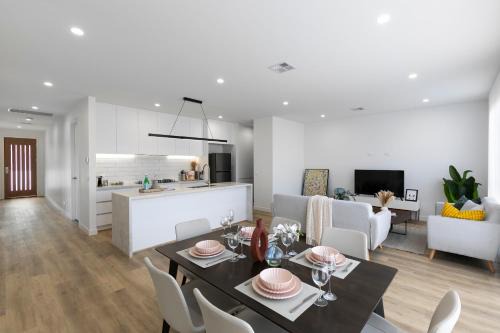 10 Min to Airport Brand New Family 4BR House