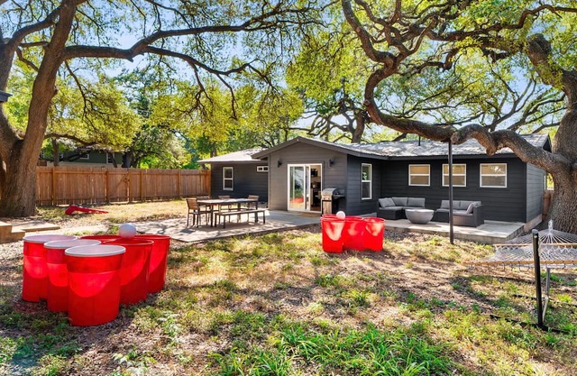 10 Min to Downtown - Modern 4BR Oasis - Yard Games