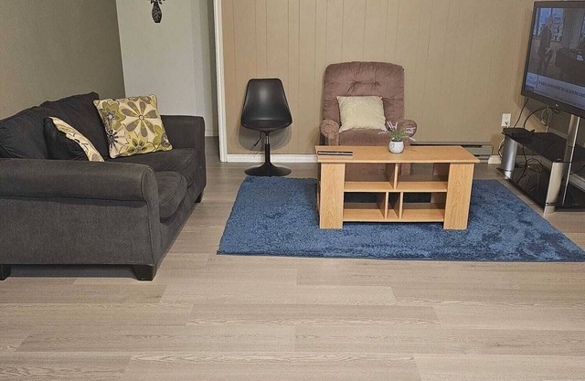 10 minute walk to the hospital! Cozy home in a quiet area near many amenities.