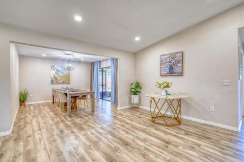 10 sleeps 3bd 2bth house Hot tub free parking