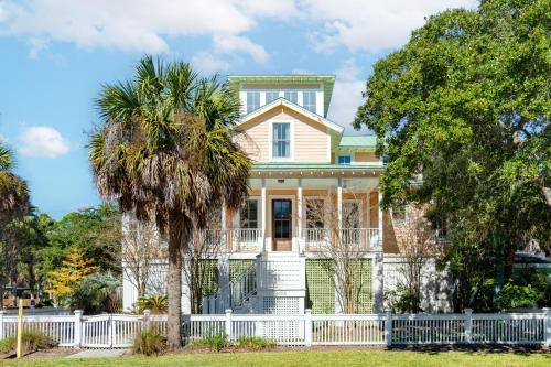 1002 E Cooper The Folly Peach Beautiful Spacious House Steps from the beach