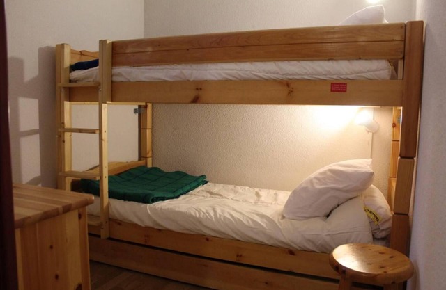 100m from ski slopes, view village, balcony, tv, ski locker, 23m², Risoul