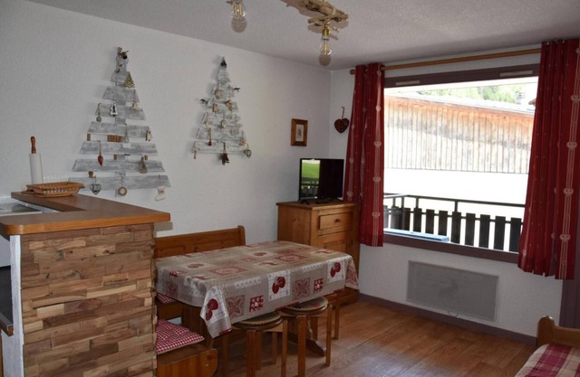 10m from ski slopes, 2nd floor, balcony, parking, tv, ski locker, 36m², Pralognan-la-Vanoise