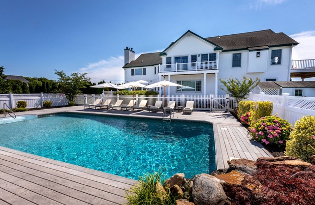 11-Bedroom Mansion with an Seasonal Outdoor Pool 10.5 bathrooms