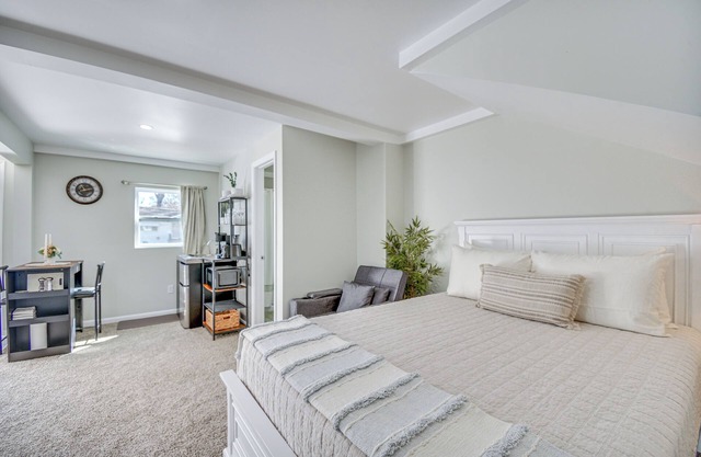 11 Mi to Virginia Beach Boardwalk: Studio Retreat!