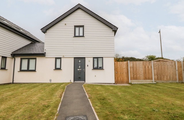 11 PARC DELFRYN, pet friendly, character holiday cottage in Benllech