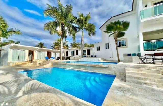 12 bedroom Villa with Heated Jacuzzi