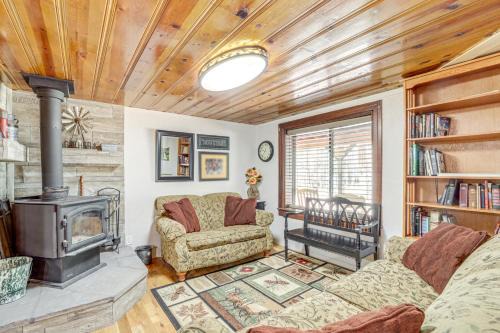 12 Mi to Tonto Natural Bridge SP Cabin with Patio!