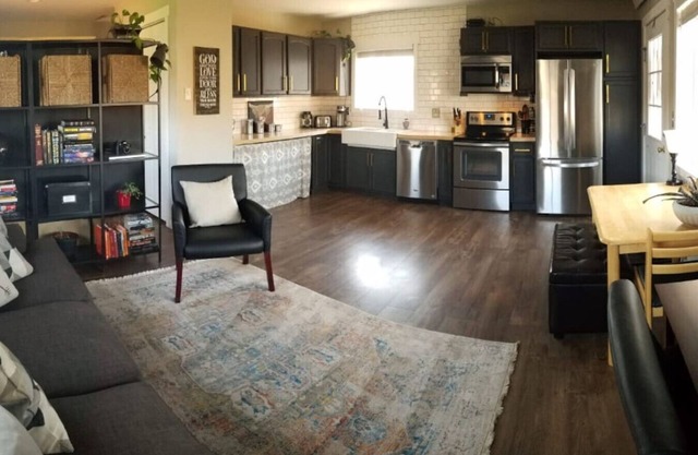 1315 N 5th St #2 · Downtown Modern-Farmhouse Studio