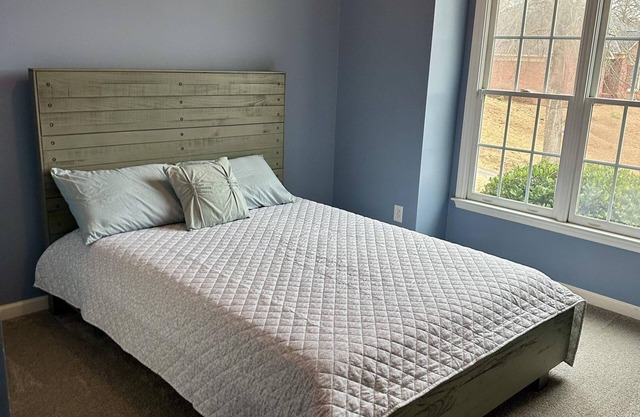 15 Minutes from anywhere you want to go in Columbus! A home away from home.