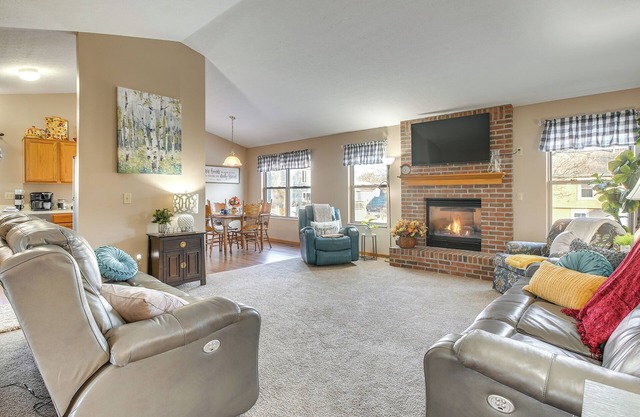 17 Mi to Columbus: Pickerington Home w/Fire Pit!