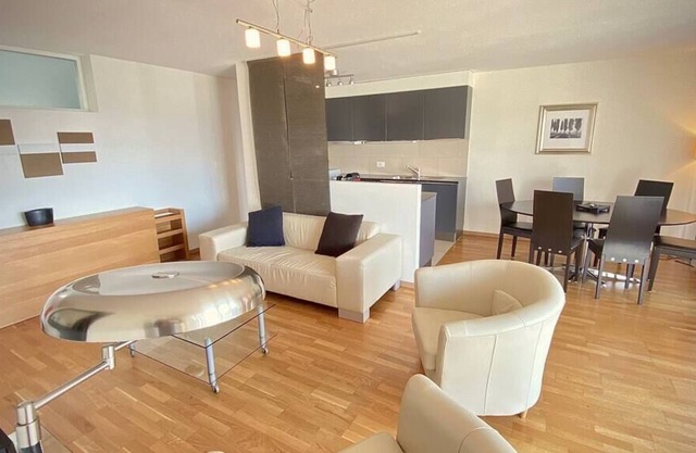 170 * Spacious and bright 2 bedroom apartment with terrace.