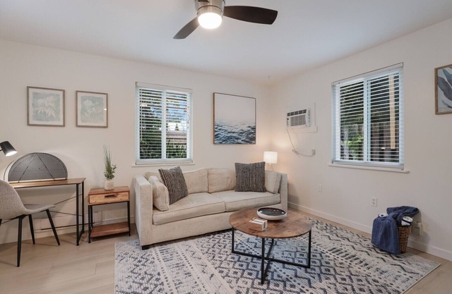 1767-Near Beaches-Downtown-Full Kitchen-Cozy