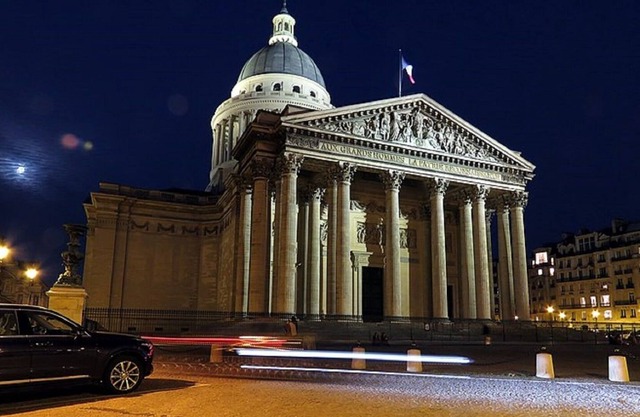 17thcent Townhouse - Contrescarpe Square Adorned With Verdant Trees& Stone Bench