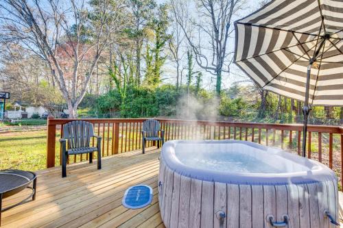 18 Mi to Downtown Atlanta Quiet Home with Fire Pit