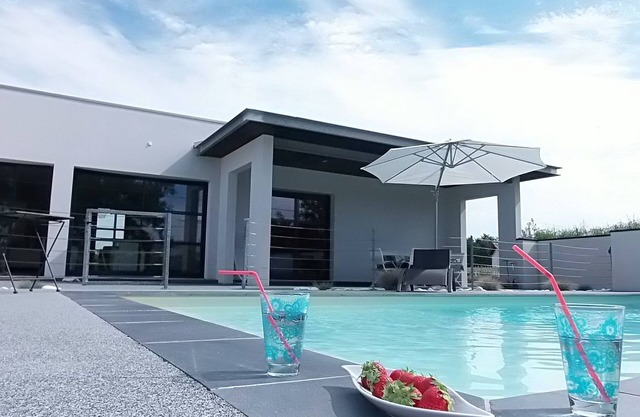 180 m2 in the heart of the vineyards, modern villa, luxury and quiet with heated pool