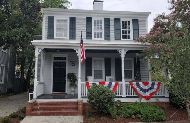 1860 House In the Heart of Downtown