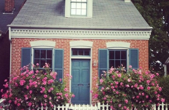 1870's Luxury Guest Cottage, Historic Downtown St. Charles, Mo.