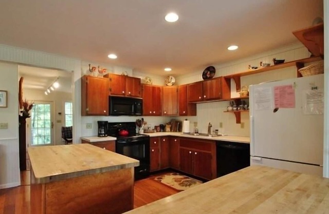 19 Maple 7 Bedroom Home by Redawning
