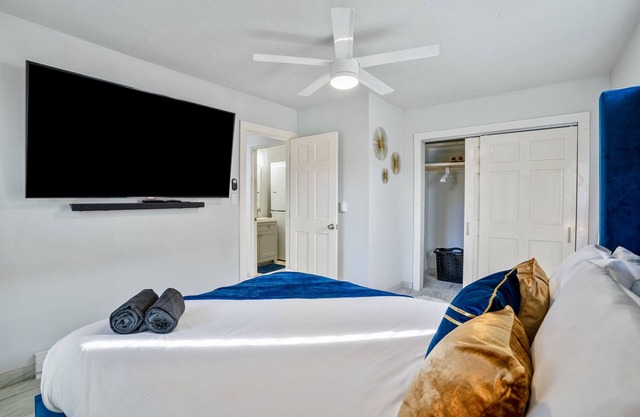 1bd1ba Apartment 6min drive to UNM Hospital 5min drive to Presbyterian Hospital.