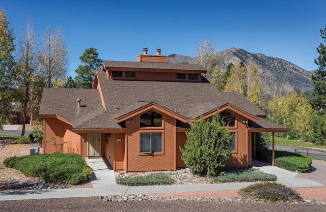 1Bed/1Bath - Breathtaking Flagstaff Location with Pools, Golf, and More!